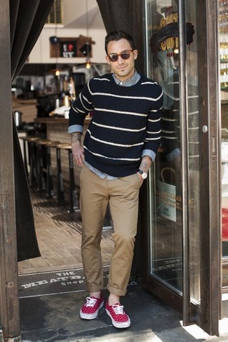 Как носить свитер с круглым вырезом с плимсоллами мужчине