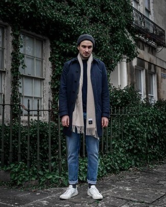 Как носить свитер с круглым вырезом с дождевиком мужчине