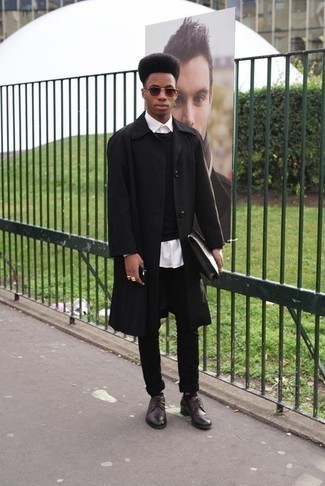 Как носить свитер с круглым вырезом с дождевиком мужчине