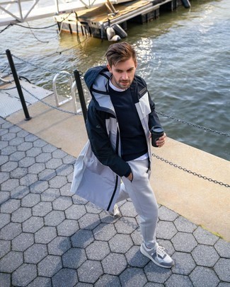 Как носить свитер с круглым вырезом с дождевиком мужчине