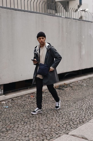 Как носить свитер с круглым вырезом с дождевиком мужчине