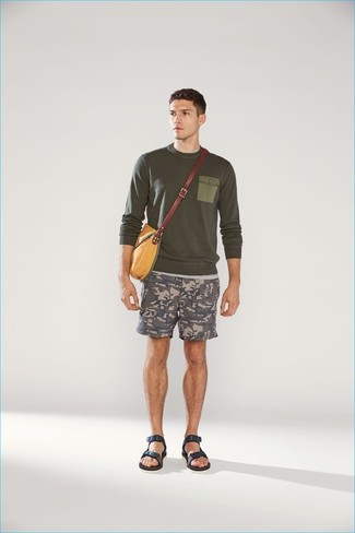 Как носить свитер с круглым вырезом с сандалиями мужчине