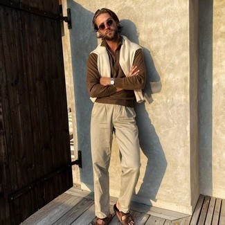 Как носить свитер с круглым вырезом с сандалиями мужчине