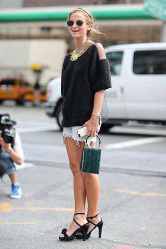 Как носить свитер с круглым вырезом с шортами женщине