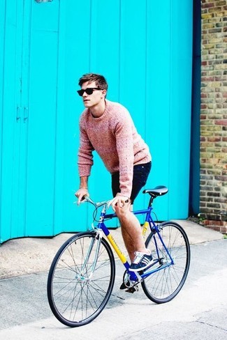 Как носить свитер с круглым вырезом с шортами мужчине