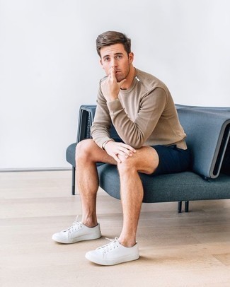 Как носить свитер с круглым вырезом с шортами мужчине