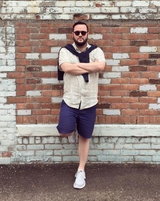 Как носить свитер с круглым вырезом с шортами мужчине