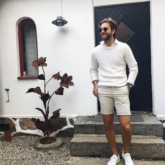 Как носить свитер с круглым вырезом с шортами мужчине