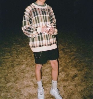 Как носить свитер с круглым вырезом с шортами мужчине