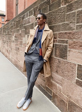 Как носить свитер с круглым вырезом с костюмом