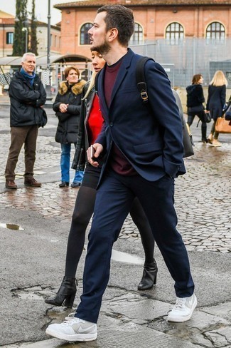 Как носить свитер с круглым вырезом с костюмом