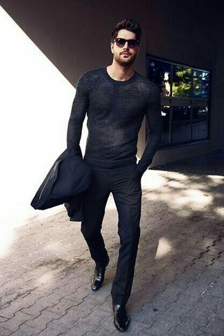 Как носить свитер с круглым вырезом с костюмом