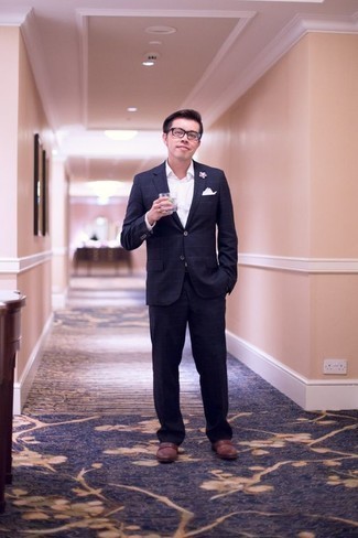 Как носить свитер с круглым вырезом с костюмом