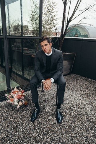 Как носить свитер с круглым вырезом с костюмом