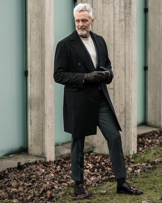 Как носить свитер с круглым вырезом с костюмом