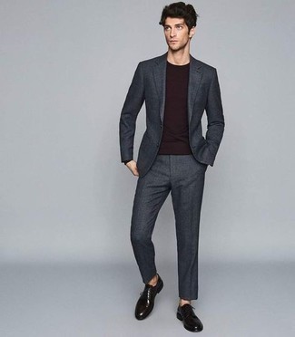 Как носить свитер с круглым вырезом с костюмом