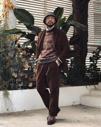 Как носить свитер с круглым вырезом с костюмом