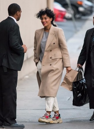 Как носить свитер с круглым вырезом с брюками-галифе женщине