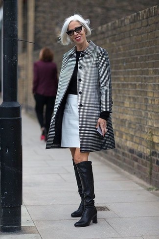 Как носить свитер с круглым вырезом с плащом женщине