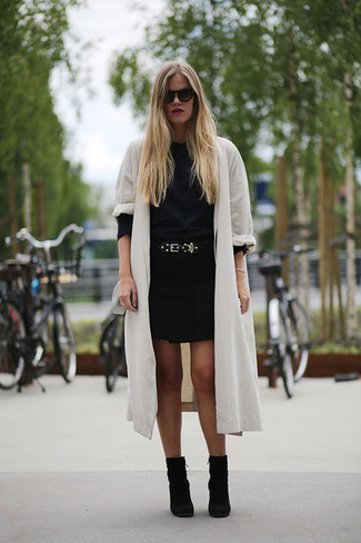 Как носить свитер с круглым вырезом с плащом женщине