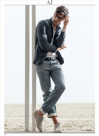 Как носить футболку с круглым вырезом с брогами