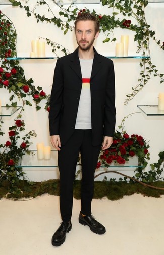 Как носить футболку с круглым вырезом с брогами