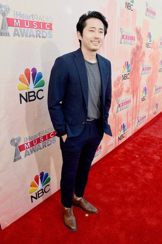 Как носить футболку с круглым вырезом с брогами