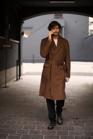 Как носить футболку с круглым вырезом с брогами