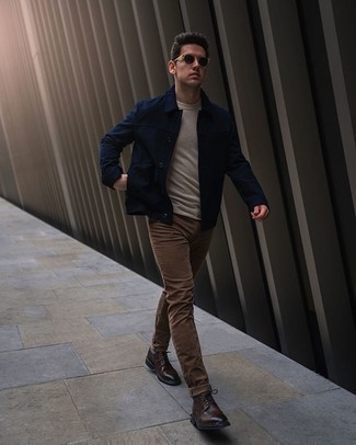 Как носить футболку с круглым вырезом с брогами