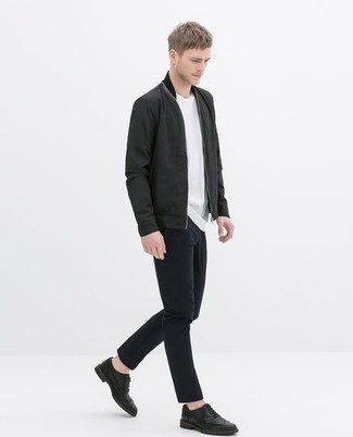 Как носить футболку с круглым вырезом с брогами