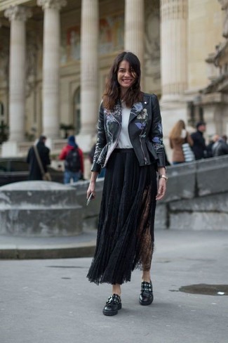 Как носить футболку с круглым вырезом с монками с двумя ремешками женщине