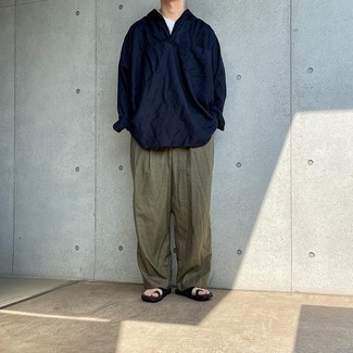 Как носить футболку с круглым вырезом с сланцами мужчине