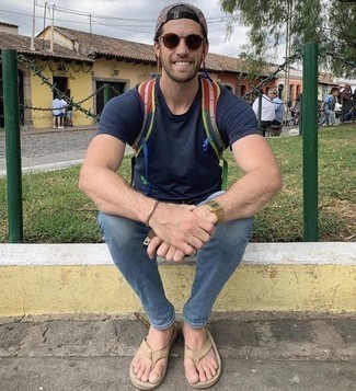 Как носить футболку с круглым вырезом с сланцами мужчине