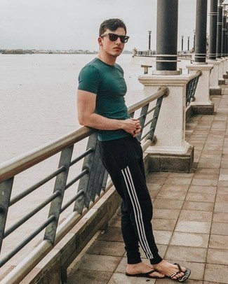 Как носить футболку с круглым вырезом с сланцами мужчине