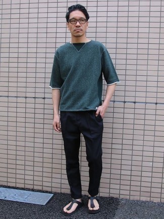 Как носить футболку с круглым вырезом с сланцами мужчине