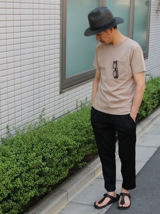 Как носить футболку с круглым вырезом с сланцами мужчине