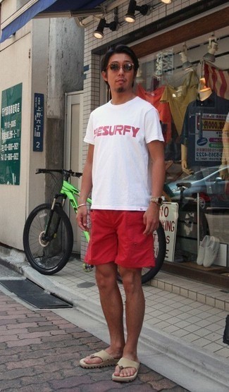 Как носить футболку с круглым вырезом с сланцами мужчине