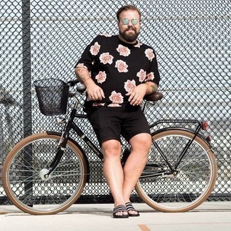 Как носить футболку с круглым вырезом с сланцами мужчине