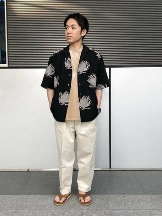 Как носить футболку с круглым вырезом с сланцами мужчине