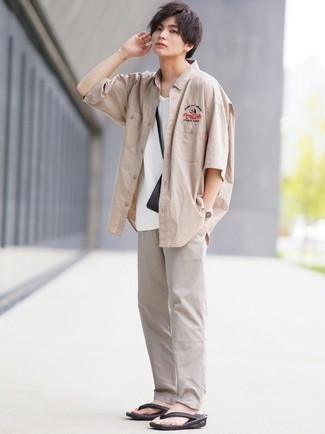 Как носить футболку с круглым вырезом с сланцами мужчине