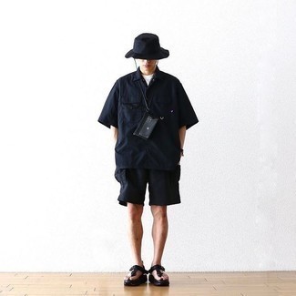 Как носить футболку с круглым вырезом с сланцами мужчине