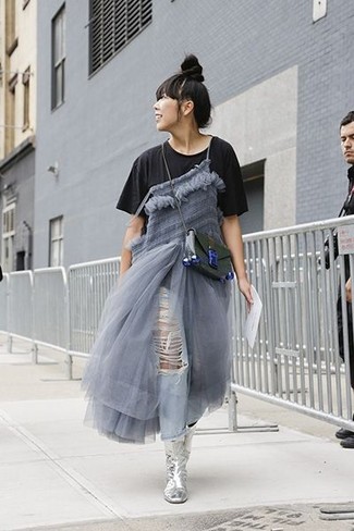 Как носить футболку с круглым вырезом с платьем-миди