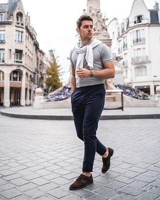 Как носить футболку с круглым вырезом с монками