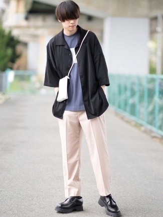 Как носить футболку с круглым вырезом с монками