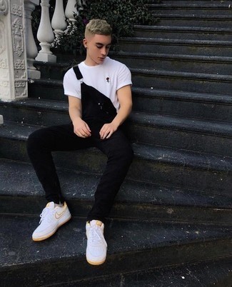 Как носить футболку с круглым вырезом с комбинезоном мужчине