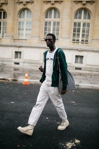 Как носить футболку с круглым вырезом с комбинезоном мужчине