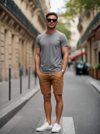 Как носить футболку с круглым вырезом с шортами мужчине