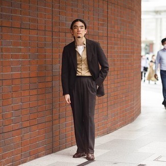 Как носить футболку с круглым вырезом с костюмом