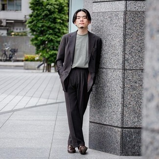 Как носить футболку с круглым вырезом с костюмом