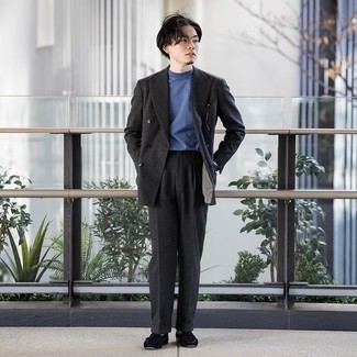 Как носить футболку с круглым вырезом с костюмом